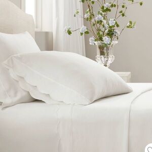 Armoire Collection Queen Scalloped
Sheets Sets White